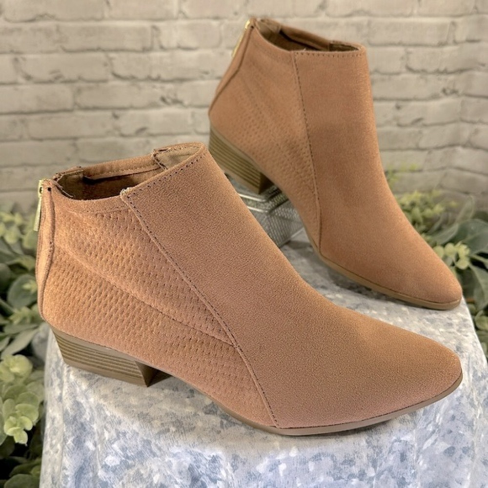 Qupid Blush Faux Suede Plain-Pointed Toe Ankle Zip Booties Women’s 5.5M✨NWOT✨